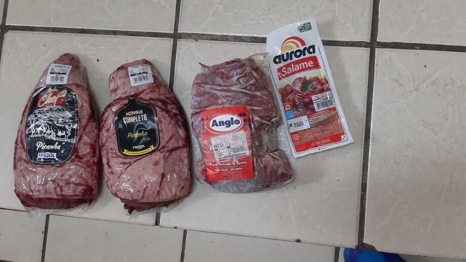 O homem foi acusado de roubar carne