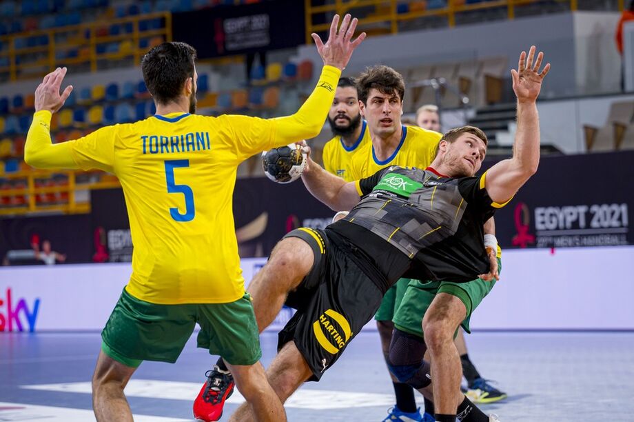 O alemão Johannes Golla ataca contra a defesa do Brasil no Mundial de handebol do Egito