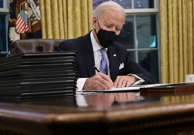 Presidente Biden em sua sala no salão oval