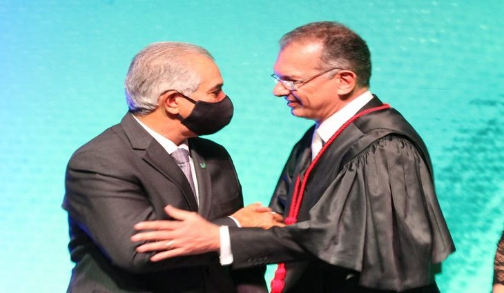 O governador Reinaldo Azambuja e o presidente empossado, desembargador Carlos Eduardo Contar.
