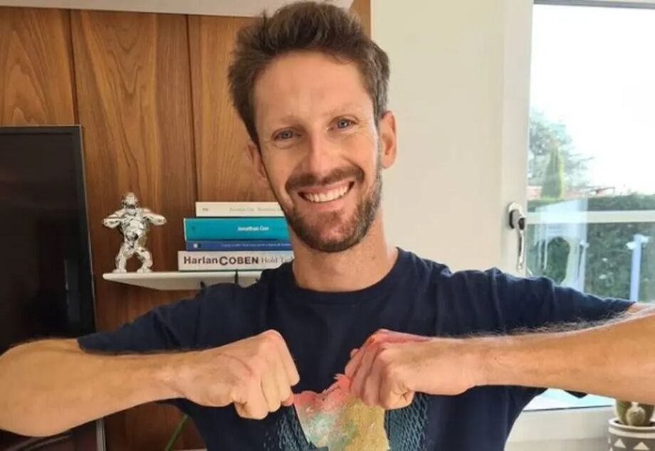Romain Grosjean mostra as duas mãos recuperadas após grave acidente