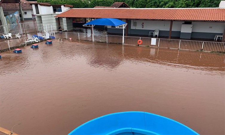 No Clube Camala, piscina transbordou