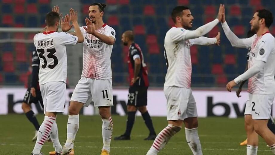 Jogadores do Milan comemoram vitória sobre o Bologna