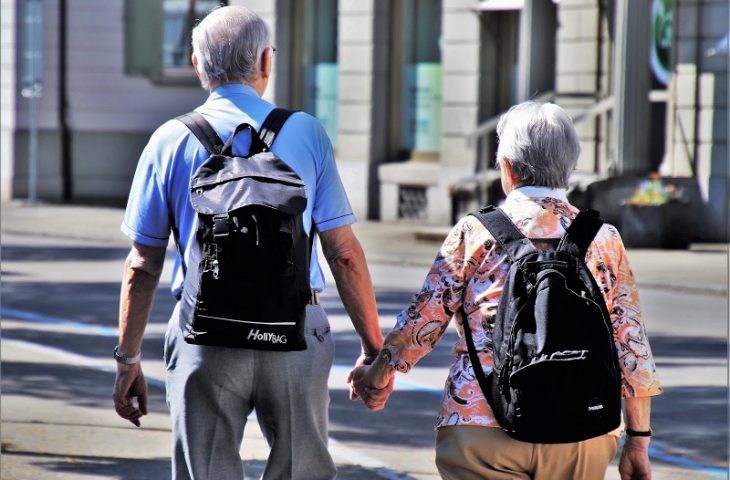 Idosos têm direito de viajar gratuitamente ou com desconto no transporte intermunicipal