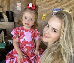 A cantora sertaneja Thaeme Mariôto e a filha Liz