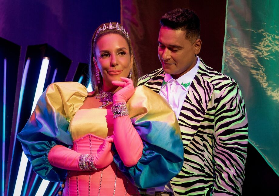 Ivete Sangalo e Xanddy no clipe do single 'Ta solteira, mas não tá sozinha'