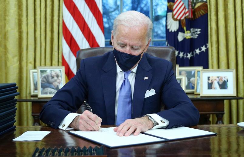 O presidente dos Estados Unidos, Joe iden, assinou decreto na tarde desta segunda-feira (25) que prioriza compras, pelo governo federal, de produtos fabricados em companhias do país.