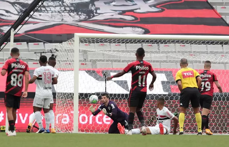 Diante do Athletico-PR, em Curitiba, a equipe ficou no empate por 1 a 1