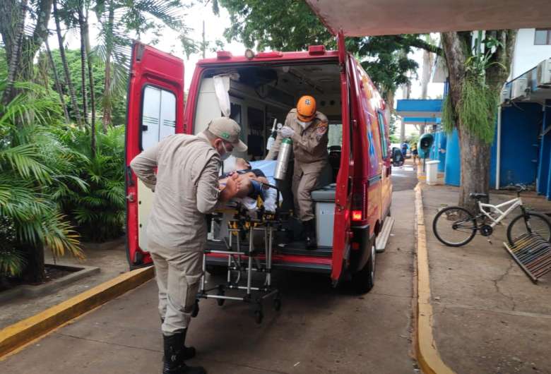 A vítima foi encaminhada ao Hospital da Vida e permanece em estado grave