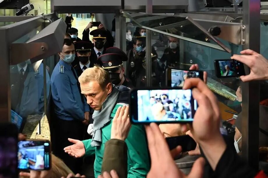 O opositor Alexei Navalni foi detido quando passava pelo controle de passaportes, em Moscou