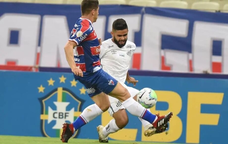 Lance da partida entre Fortaleza e Santos, no Castelão