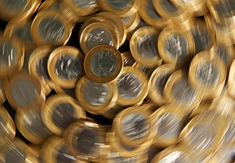 Taxas de juros fecham em queda
