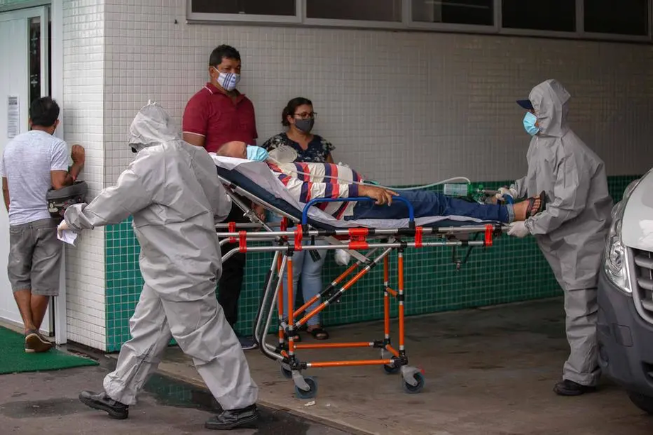 Nível de ocupação dos leitos de UTI para covid-19 em Manaus era de cerca de 90% no início de janeiro, de acordo com boletim epidemiológico do Observatório Covid-19, da Fiocruz. Imagem mostra paciente sendo transportado do Hospital 28 de Agosto