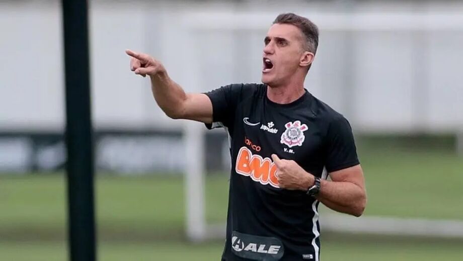 Mancini orienta treino do Corinthians no CT Joaquim Grava