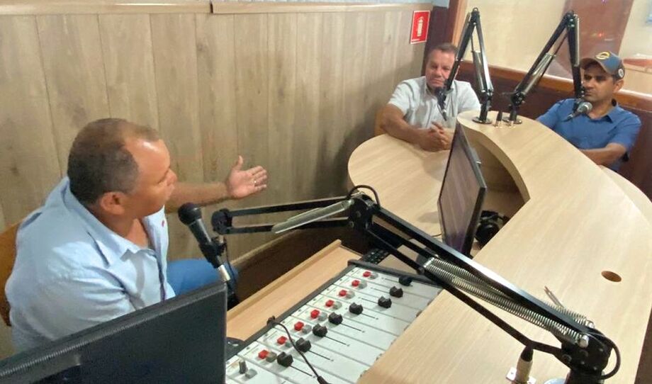 O comunicador Mauricio Silva entrevistando o prefeito interino, Donizete Viaro (MDB), e do vice-presidente da Casa de Leis, vereador Hélio Acosta (PSDB) na Rádio Band FM Paranhos.