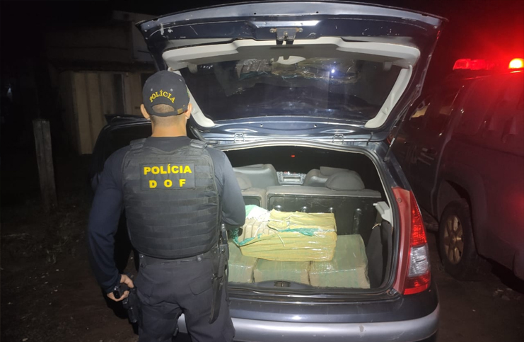 O carro estava com 206 kg de maconha
