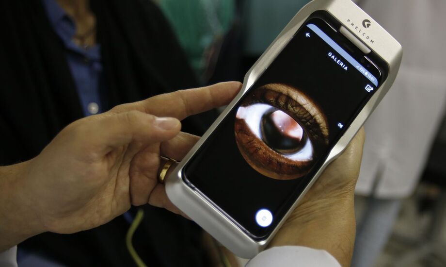 Eyer, um retinógrafo portátil instrumento que permite a realização de exames oculares, de frente e fundo de olho