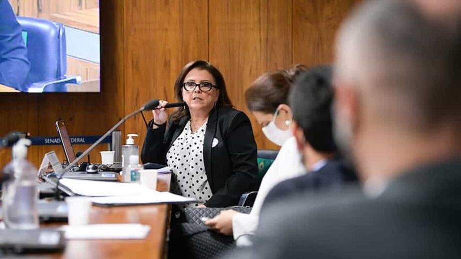 A diretora Cristiane Gomes