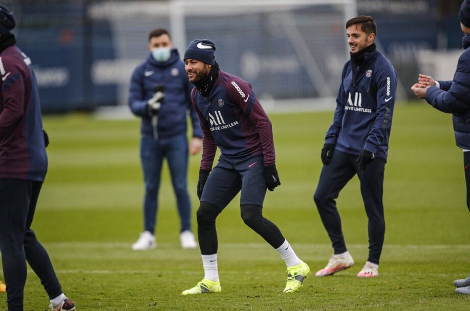 Neymar está de volta aos trabalhos com o time