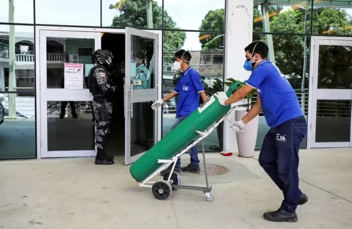 Estoque de oxigênio acabou em vários hospitais de Manaus, levando pacientes internados à morte por asfixia