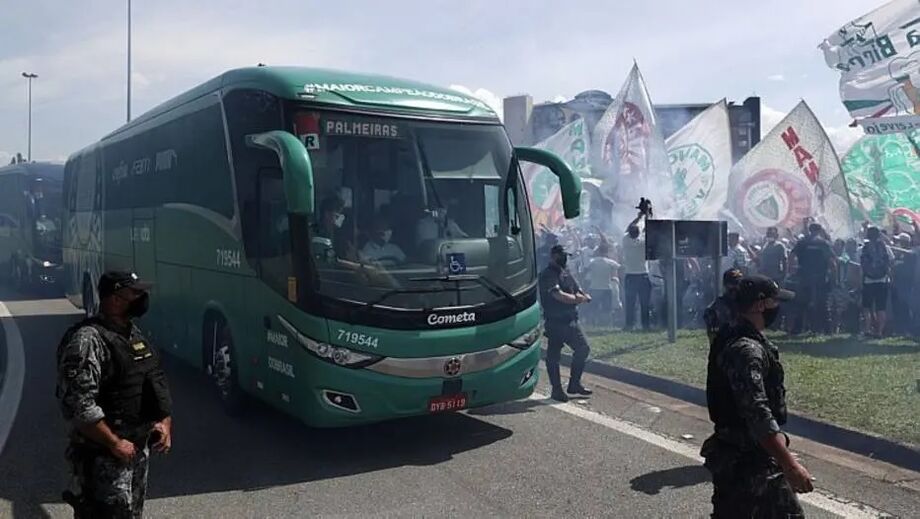 Torcida do Palmeiras faz festa no aeroporto de Guarulhos