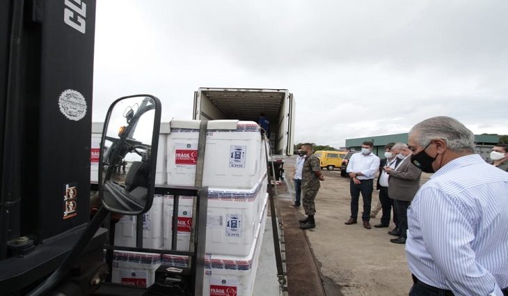 As primeiras doses da vacina Coronavac chegaram a Campo Grande nesta segunda-feira (18) e serão distribuídas, a partir das 20 horas, aos 78 municípios do interior de Mato Grosso do Sul