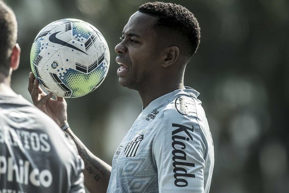 Robinho, em treino no CT Rei Pelé