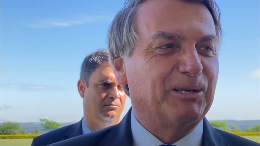 Presidente da República, Jair Bolsonaro, em conversa com seus apoiadores