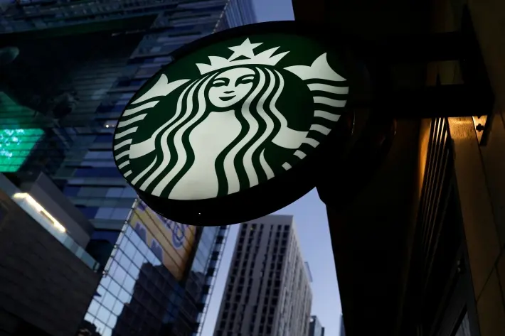 A marca da Starbucks em uma cafeteria de Los Angeles