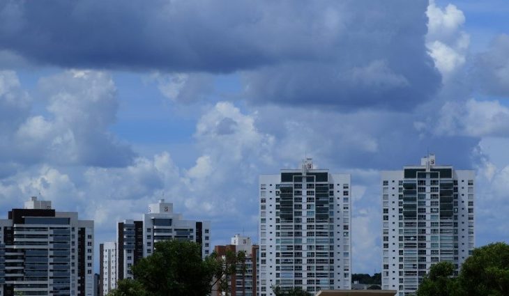 O Inmet manteve até as 11h deste domingo o aviso para potencial de chuvas intensas