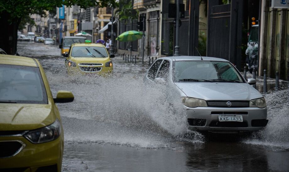 Chuva forte faz Rio de Janeiro entrar em estágio de atenção