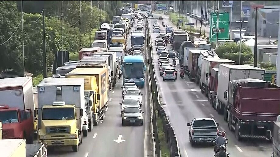 Justiça Federal do Rio proíbe bloqueios de caminhoneiros na BR-101