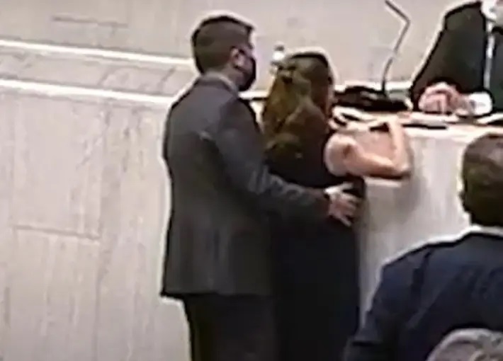 Vídeo mostra o deputado estadual Fernando Cury (Cidadania) com a mão no seio da colega Isa Penna (Psol) no plenário da Alesp (Assembleia Legislativa de São Paulo)