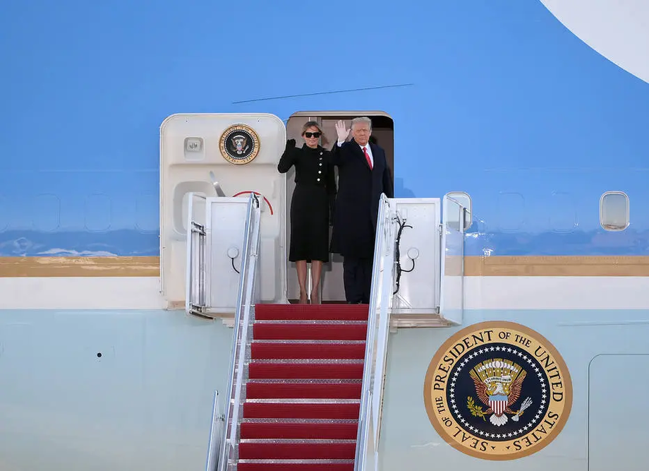 O presidente Donald Trump e a primeira-dama Melania Trump acenam ao embarcarem no Air Force One na Base Conjunta Andrews em Suitland, Maryland
