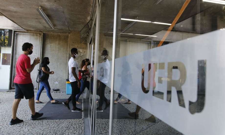 Candidatos chegam cedo para evitar aglomeração