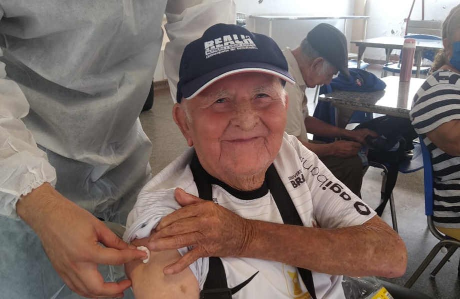 Idoso do SIPHRA sendo vacinado com a Coronavac