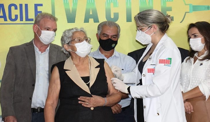 A campanha de imunização contra a Covid-19 foi lançada nesta segunda-feira (18), com o ato simbólico de imunização de quatro sul-mato-grossenses pertencentes à primeira fase