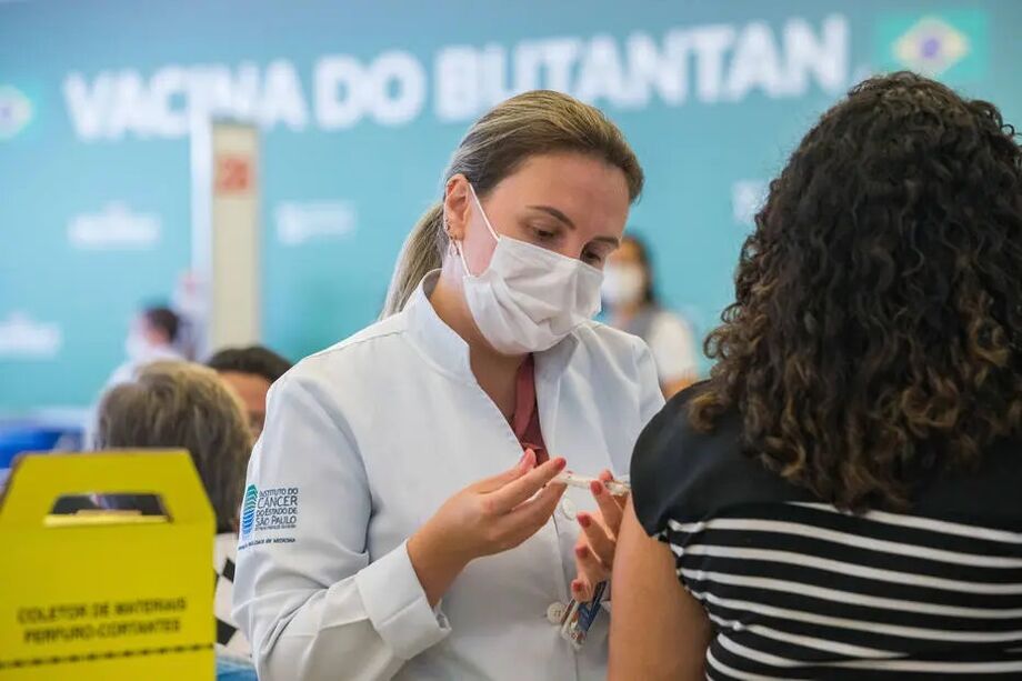 Governo de São Paulo começou a vacinar profissionais de saúde contra a covid-19