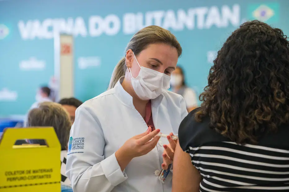 Governo de São Paulo começou a vacinar profissionais de saúde contra a covid-19