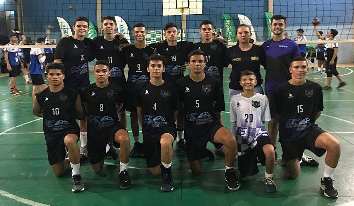 Professora da rede estadual de ensino é a 1ª treinadora de voleibol masculino de MS