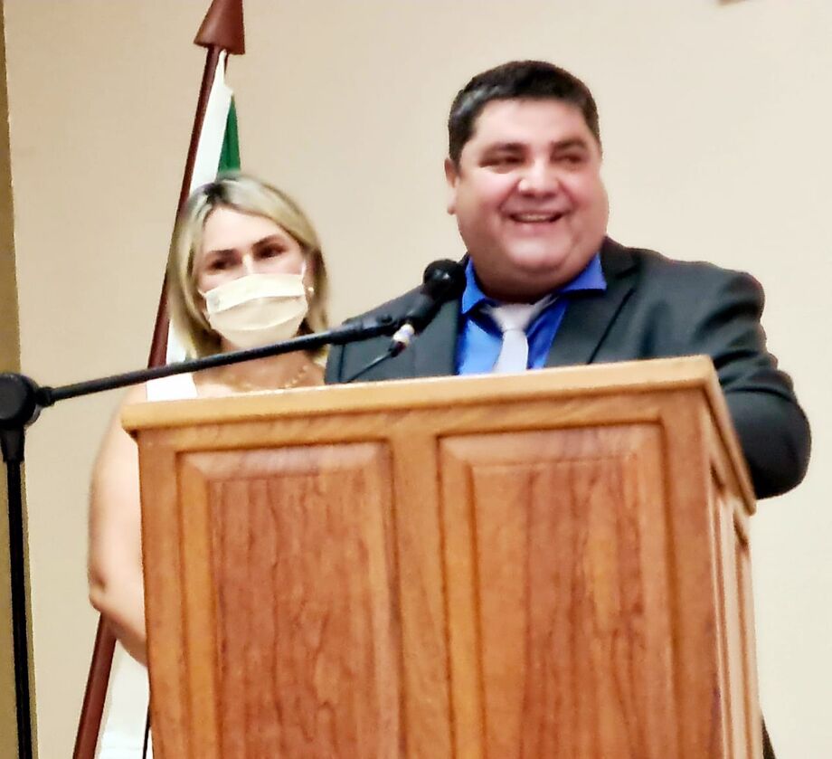O novo prefeito de Bonito, Josmail Rodrigues (PSD) fala da tribuna sob as vistas da primeira dama Leila Aivi