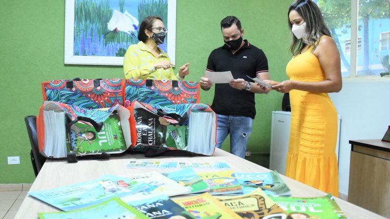 A Secretaria Municipal de Educação/Semed recebeu mil livros paradidáticos do projeto Ler, conhecer e preservar a identidade sul-mato-grossense e proteção ambiental