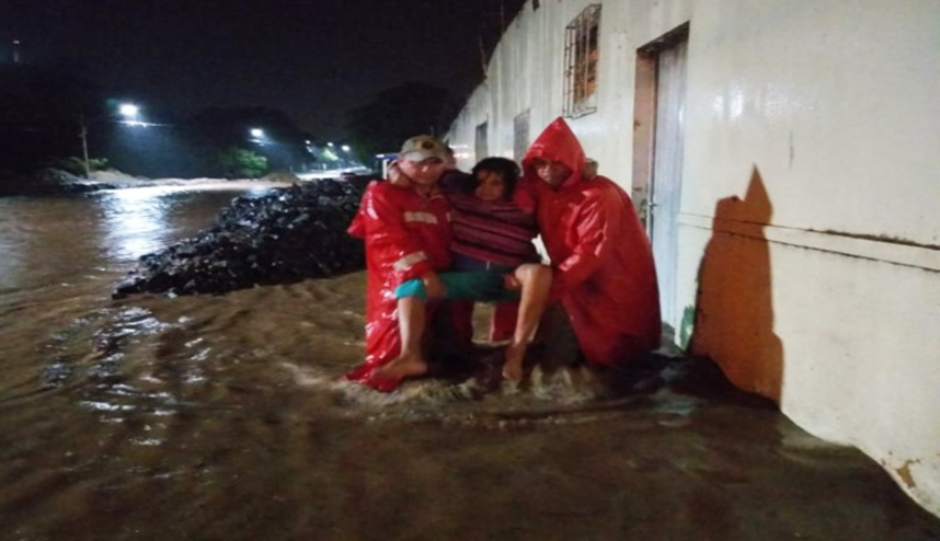 A informação repassada pelo Corpo de Bombeiros de Corumbá para a Defesa Civil Estadual é de que as equipes estão em campo desde a madrugada e já foram feitos mais de 50 atendimentos de famílias desabrigadas