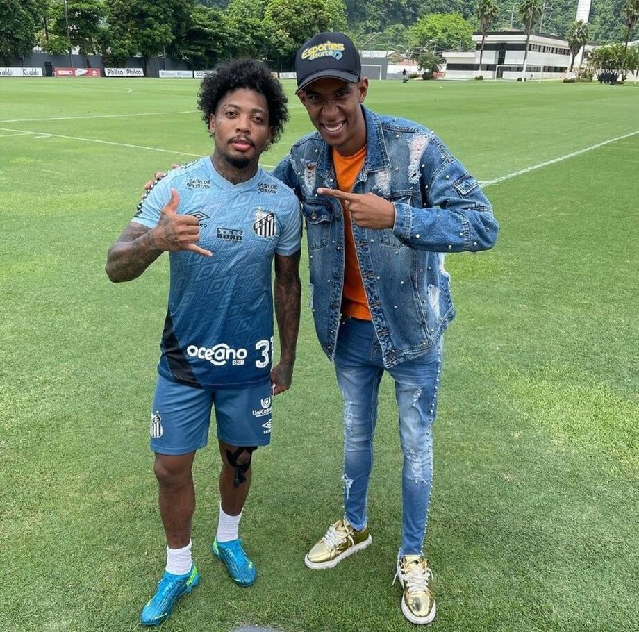 Influencer Ney Silva tira foto com Marinho no CT do Santos