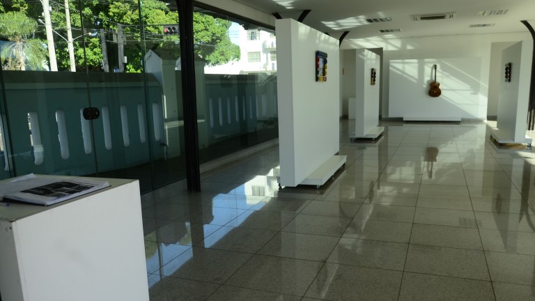 A Galeria de Vidro da Plataforma Cultural recebe nesta sexta-feira (19) a exposição Mulheres em Cena, a partir das 19 horas, com obras autorais de Marilena Grolli e Erika Pedraza