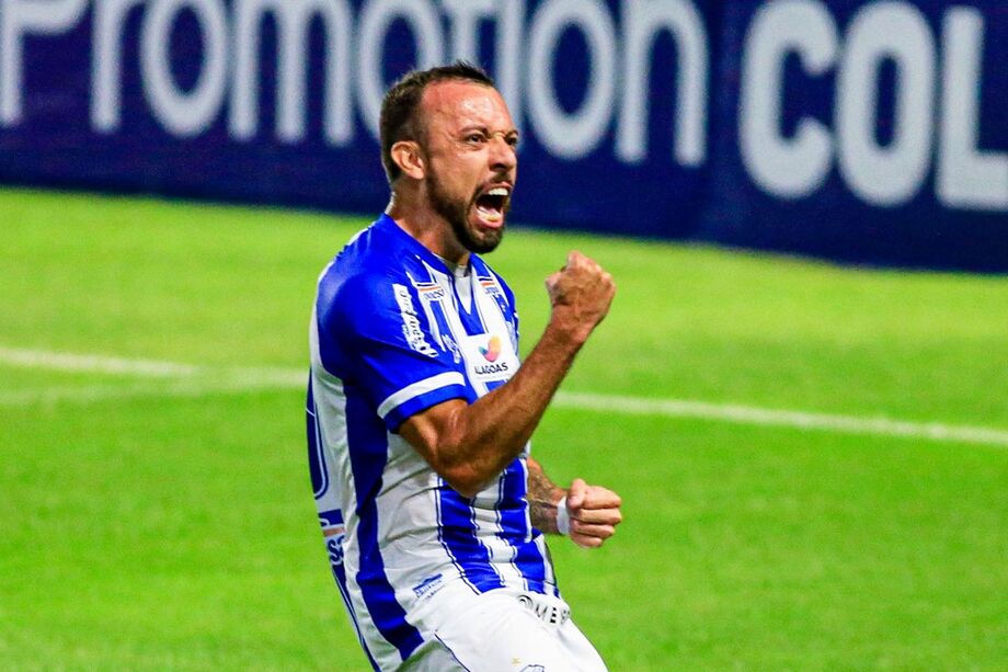 Paulo Sérgio comemora gol pelo CSA