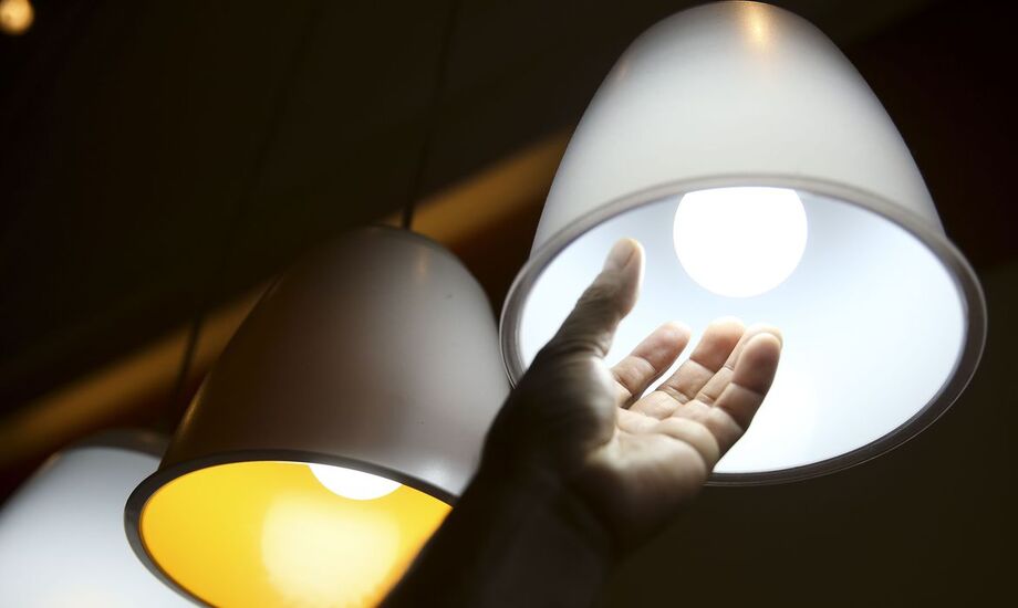 Um consumidor que ficou sem energia elétrica por quase 30 horas, na véspera de Natal, deve receber o pagamento de R$ 2 mil em indenização por danos morais