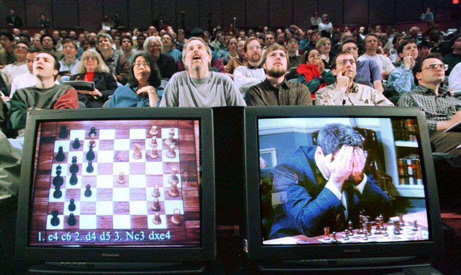 Primeira vitória de um computador no xadrez contra o russo Garry Kasparov