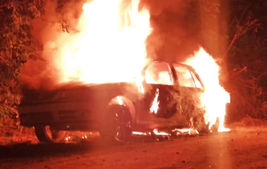 O carro pegando fogo