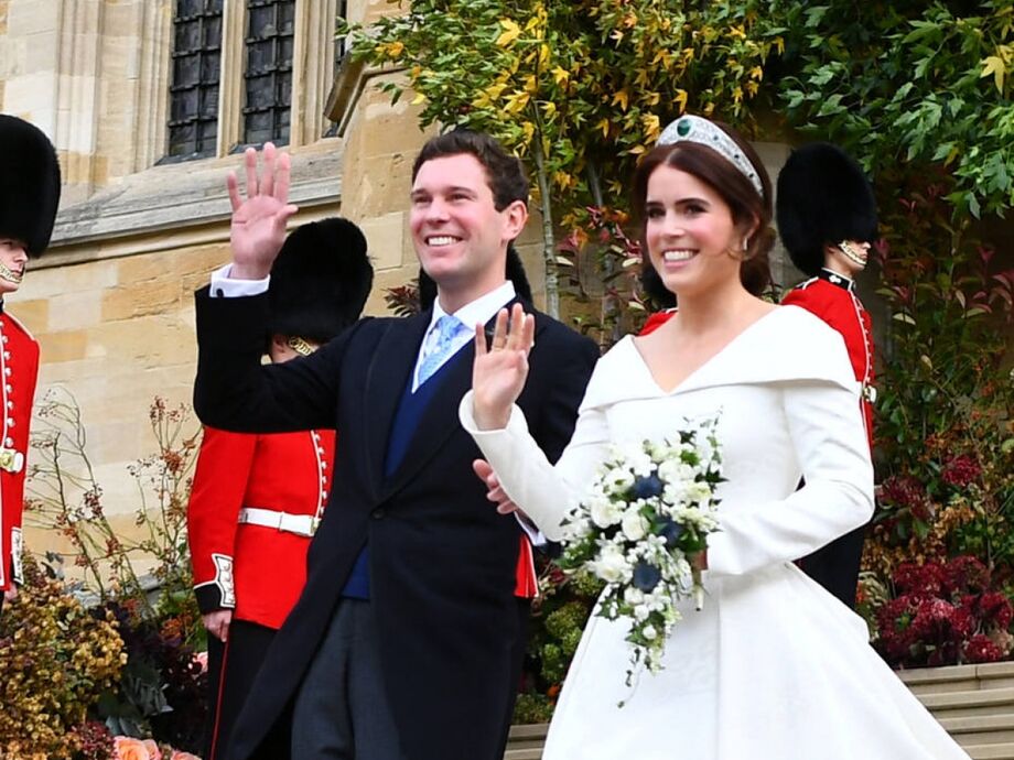 A princesa Eugenie e seu marido, Jack Brooksbank, na saída da Capela de São Jorge, no Castelo de Windsor, em 2018